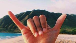 Daumen hoch und kleiner Finger ausgestreckt, oder was bedeutet die „Shaka“-Geste bei jungen Menschen?